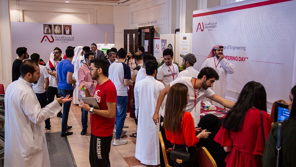 طلبة "الأهلية" ينظمون فعاليات يوم الهندسة