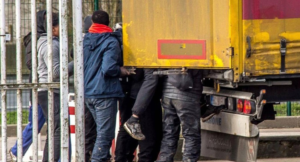 "شاحنة مهاجرين" تحطم حواجز حدودية بين المغرب وإسبانيا