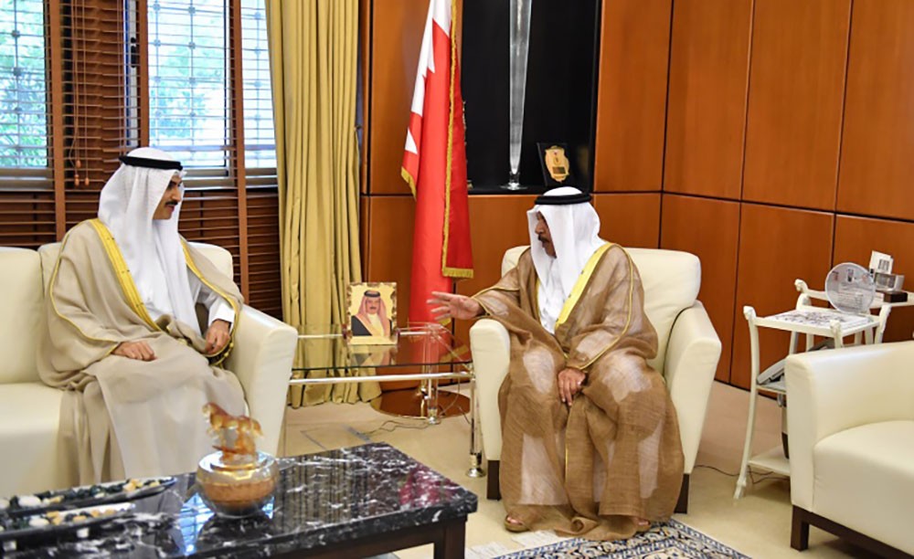 وزير الديوان الملكي يستقبل السفير الكويتي ويشيد بما يربط البلدين من علاقات راسخة