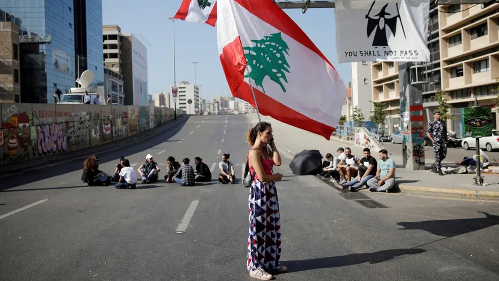 لبنان.. محتجون يغلقون الطرق وتأجيل جلسة البرلمان لموعد لاحق