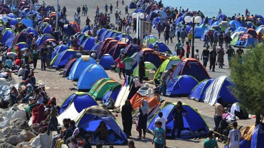 اليونان: أوروبا تتعامل معنا كمركز إيداع للاجئين