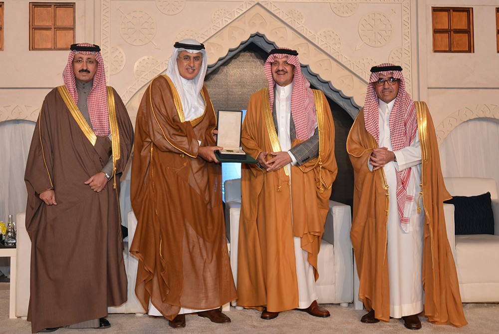 الملتقى العربي للأمن السياحي يكرم وزير الصناعة بوسام السياحة العربية من الطبقة الأولى للشخصيات الفاعلة