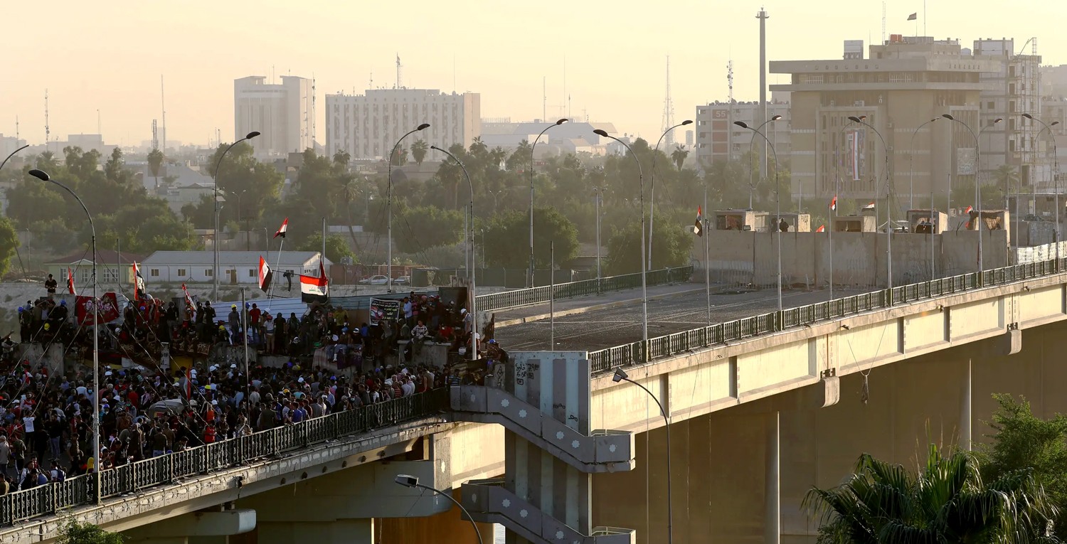 جسور بغداد في يد المحتجين.. مواجهات مع الأمن ومقتل 4