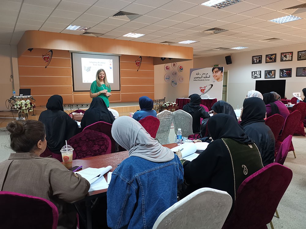 أخصائية أمريكية تقدم ورش عمل لمدرسي اللغة الإنجليزية