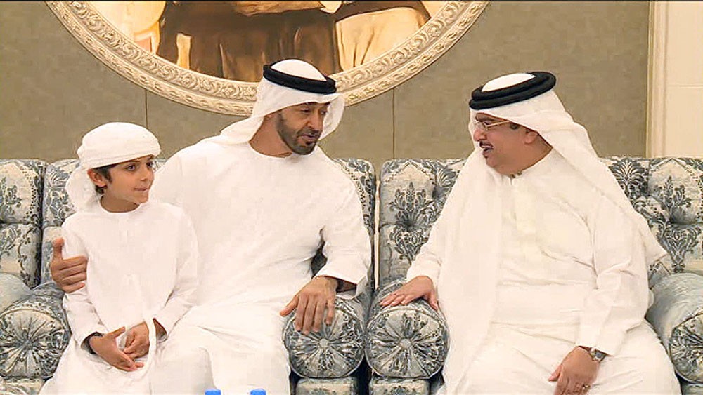 علي بن عيسى وعيسى بن سلمان يقدمان التعازي بوفاة سلطان بن زايد آل نهيان‎