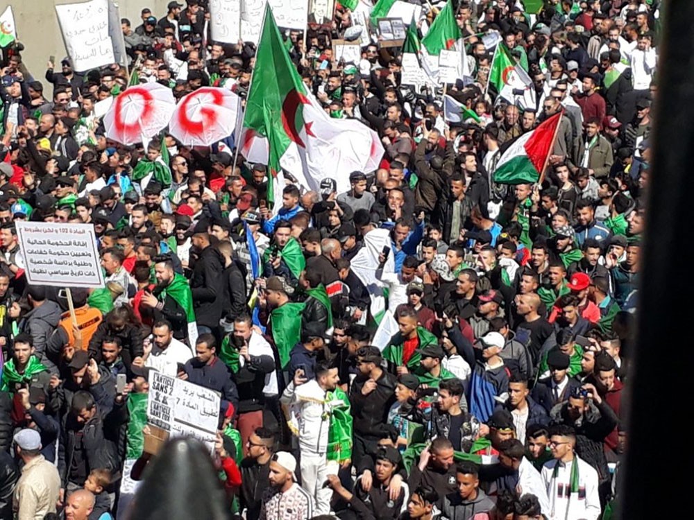 الجزائريون يصعدون احتجاجاتهم قبل انتخابات الرئاسة