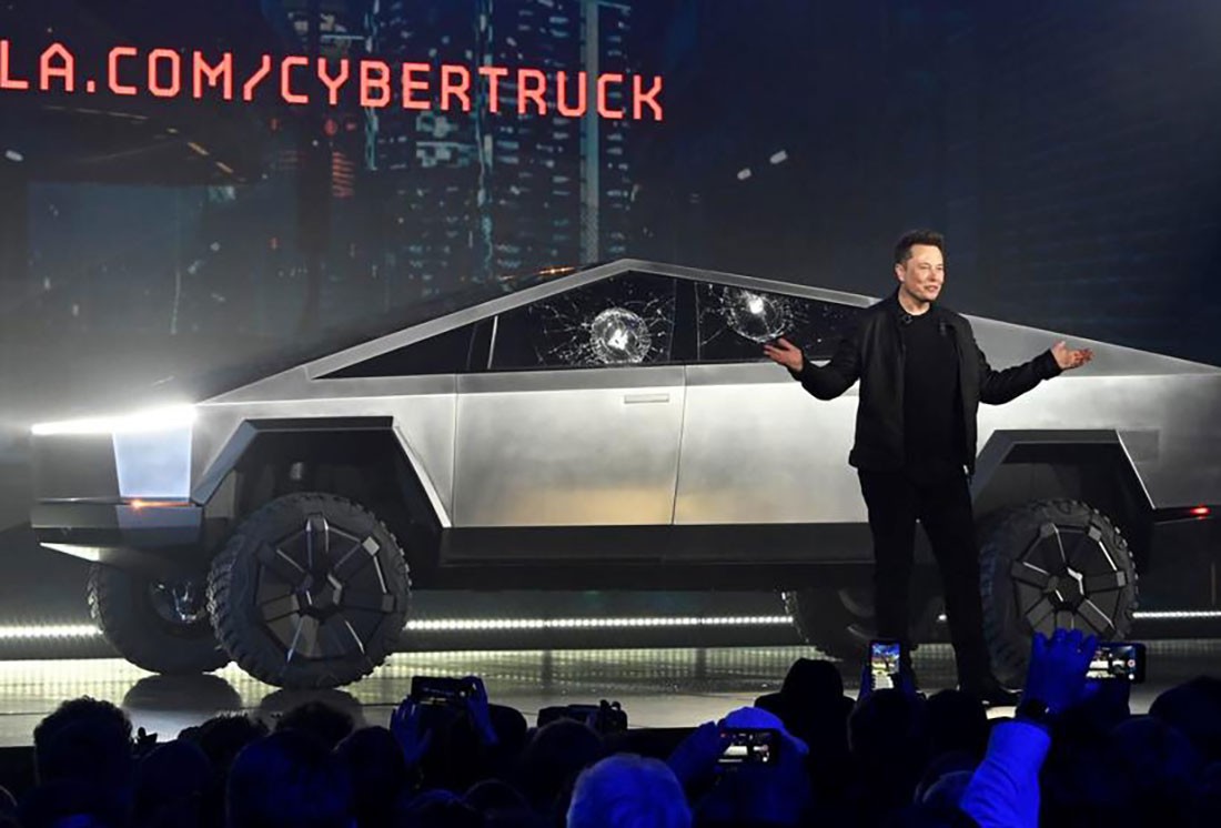  Tesla تكشف النقاب عن أول شاحنة نقل صغيرة كهربائية من إنتاجها