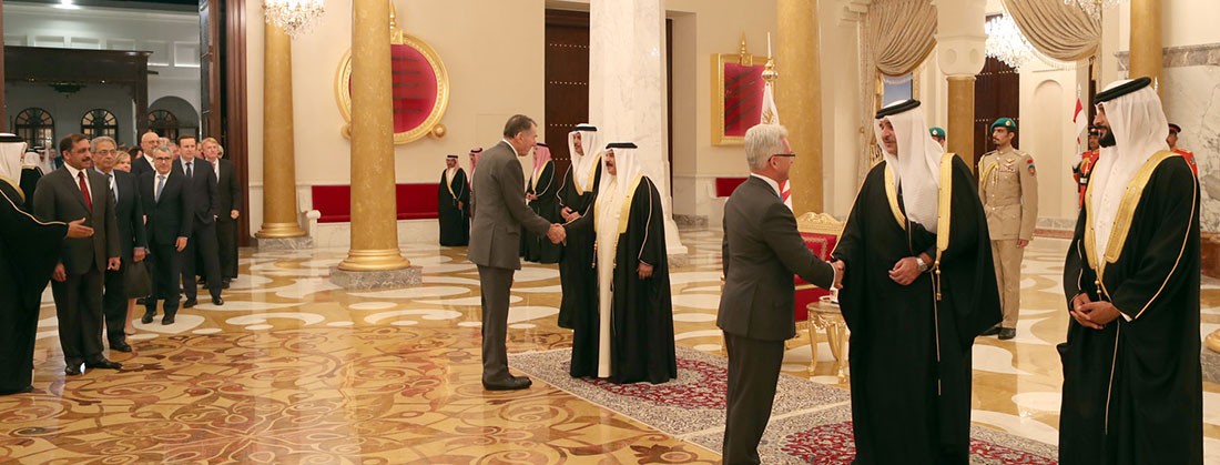 جلالة الملك يستقبل المشاركين في حوار المنامة