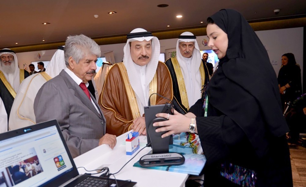 وزير العمل: البحرين تشهد نهضة تقنية متقدمة في العمل الإنساني والخدمي