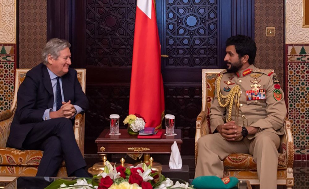 ناصر بن حمد يشيد بدور المعهد الدولي للدراسات الاستراتيجية
