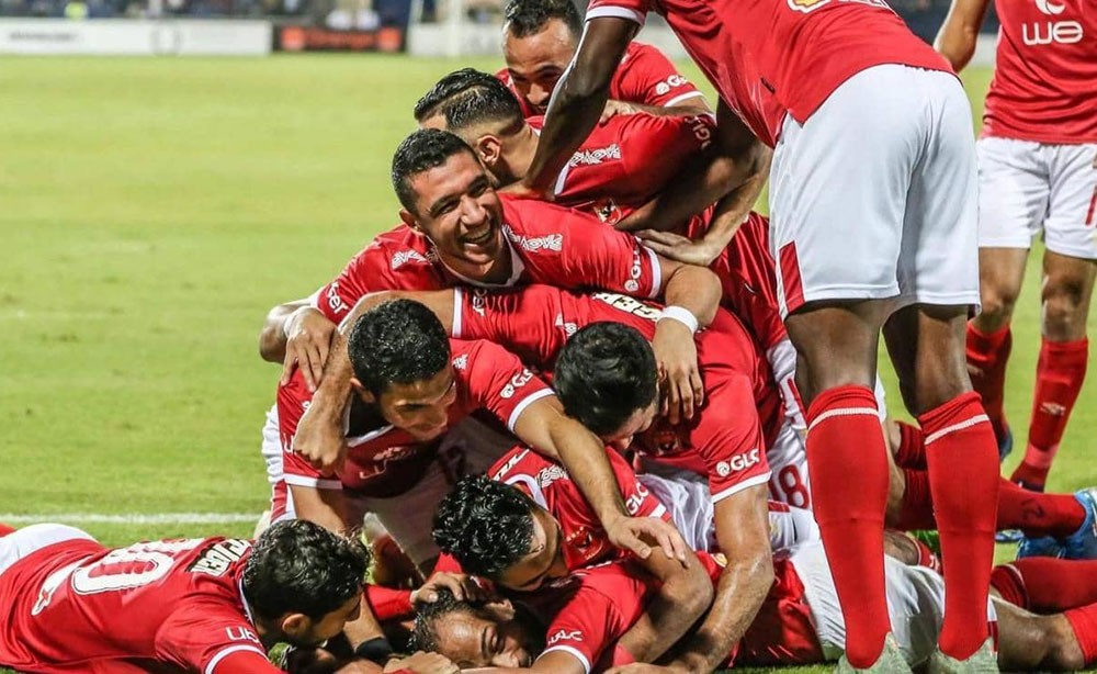 الأهلي يتصدر الدوري المصري بعد سقوط أول للزمالك