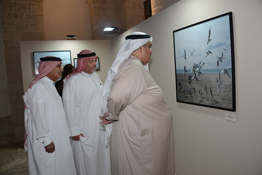 المعرض الفني "بأعينهم" يفتح أبوابه في مدرسة الهداية الخليفية بالمحرّق 