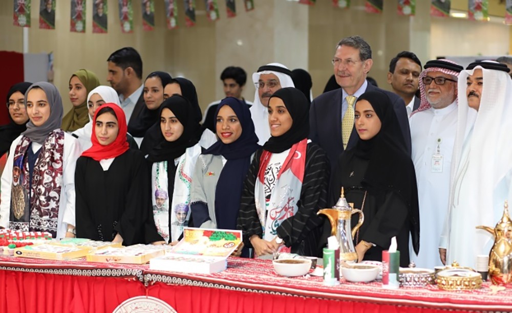 طلبة جامعة الخليج العربي يحتفلون بالعيد الوطني العماني