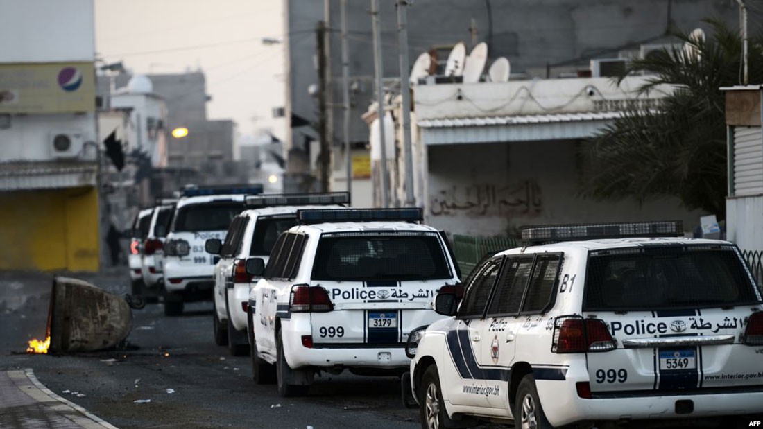 لاعتراضهما على حكم قضائي شابين يحرقان "كنبة"
