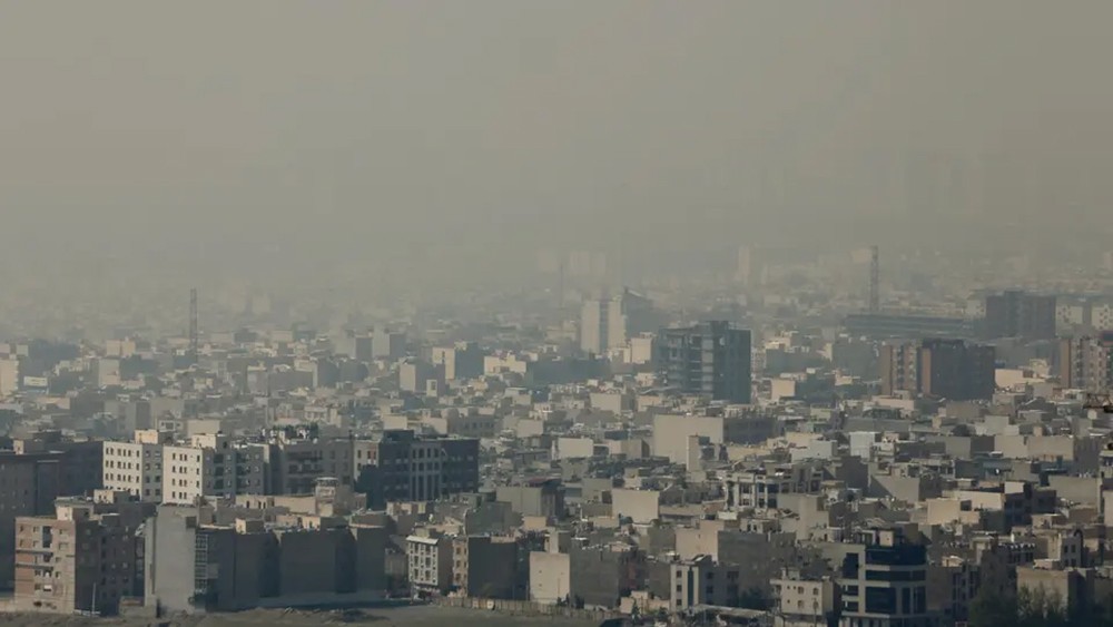 إغلاق مدارس وجامعات.. التلوث يخنق إيران