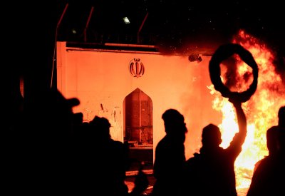  للمرة الثانية خلال أيام.. إحراق القنصلية الإيرانية في النجف 