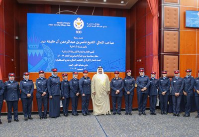 وكيل وزارة الداخلية يكرم عددا من الحاصلات على الشهادات العليا بالوزارة
