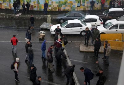 إيران تقرّ بقتل المتظاهرين بـ8 مدن.. ومطاردة للمحتجين بمعشور