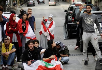 لبنان.. إصابة عسكريين إثر مواجهات بالحجارة مع معتصمين