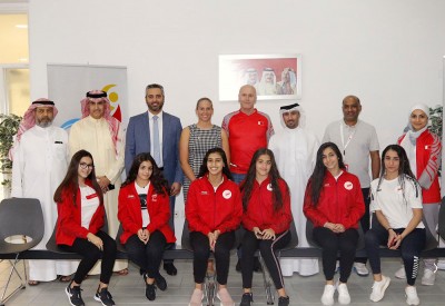 السباحة الأسترالية كلوي مكاردل تزور اتحاد السباحة