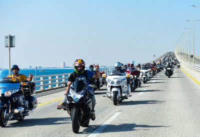 أكثر من 700 مشارك يعبرون جسر الملك ويشاركون المملكة احتفالاتها