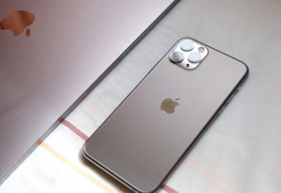 احذر.. "آيفون 11 برو" يجمع بيانات موقعك رغم تعطيلها
