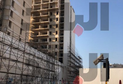 عدسة "البلاد": المطارق تبدأ هدم بناية الكويتي 