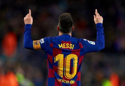  بعد تلميح ميسي.. رئيس برشلونة يريده "حتى الاعتزال" 
