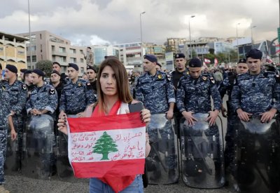 محتجو لبنان "إلى البرلمان".. واعتداء من شرطة النواب