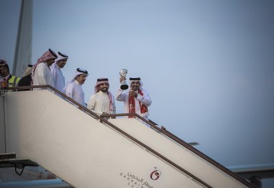 بالصور: رجال الأحمر يصلون أرض الوطن بكأس الخليج.. والآلاف يحيونهم بالأعلام والورود