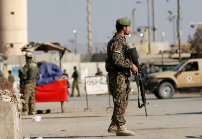 انتحاري يفجر نفسه خارج قاعدة أميركية رئيسية بأفغانستان