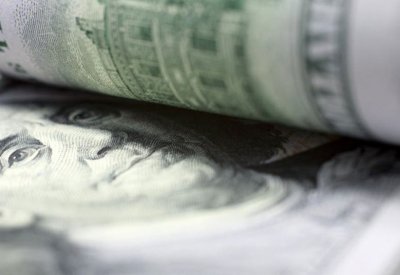الدولار يرتفع بفضل آمال تأجيل رسوم جمركية