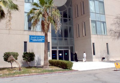 عميد إدارة الأعمال يلتقي بالطلبة والأكاديميين