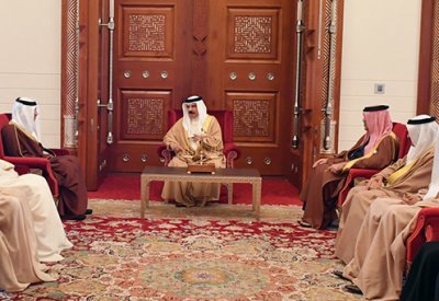 جلالة الملك المفدى يستقبل رئيس وأعضاء مجلس أمناء معهد البحرين للتنمية السياسية