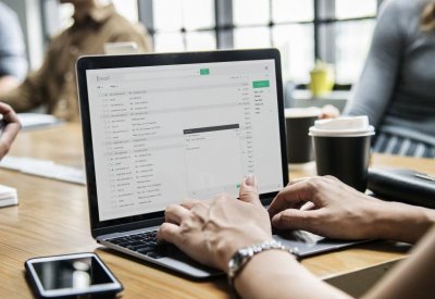 "فيسبوك" و"غوغل" تخرجان من قائمة أفضل 10 أماكن للعمل