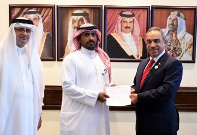 وزير البلديات يُسلم عدداً من صيادي الروبيان المبالغ المستحقة عن شراء أصول الصيادين