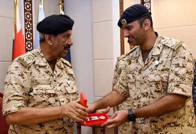 القائد العام يكرم رئيس الاتحاد البحريني لكرة القدم ونائب الرئيس ورئيس لجنة المنتخبات وعدد من كبار الضباط
