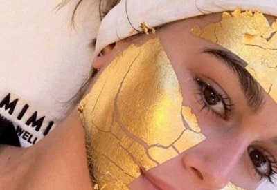 قناع الذهب.. كنز من الفوائد للوجه والبشرة