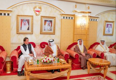 سمو ولي العهد في مقدمة مستقبلي دولة رئيس وزراء باكستان