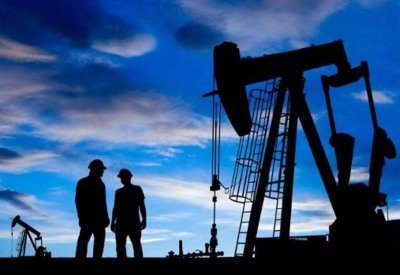 النفط يتماسك قرب ذروة 3 أشهر