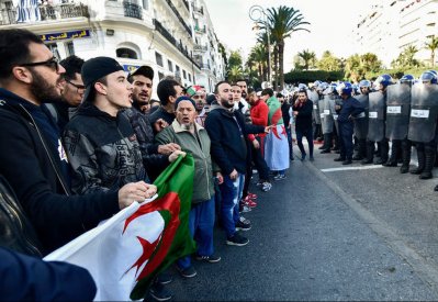 الحراك الجزائري أمام اختبار.. هل يقبل بالحوار مع تبّون؟