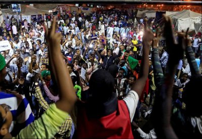 السودان يحيي ذكرى الثورة.. والجيش: تجنبوا هذه المناطق