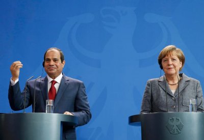 السيسي يدعو ميركل لوضع حد للتدخلات في ليبيا