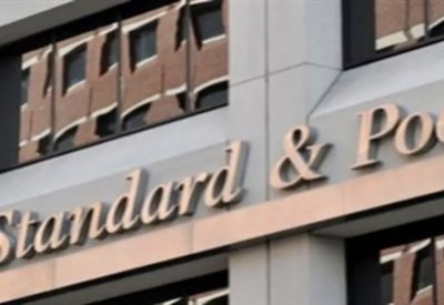 بعد موديز وفيتش..S&P تخفض تصنيفات 3 بنوك لبنانية