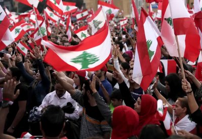 بُعيد تكليفه.. شاهد محتجي وسط بيروت يهتفون ضد دياب