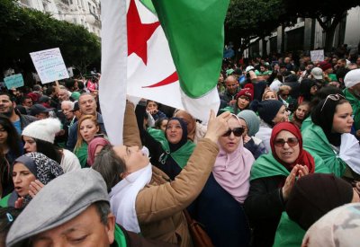 بعد أداء تبون اليمين.. حراك الجزائر يطالب بحرية المعتقلين والصحافة   