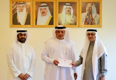 وكيل الزراعة يُسلم عدداً من صيادي الروبيان المستحقات المالية