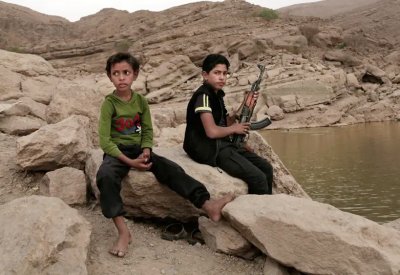 موال للحوثي يعتدي على معلم يمني بالضرب حتى الموت