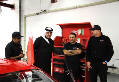 سمو الشيخ عبدالله بن حمد يزور فريق بابكو لرياضة السيارات