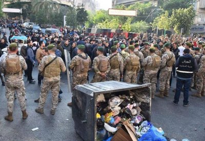 إغلاق طرق في لبنان.. والمحتجون يحذرون من "انهيار حقيقي"